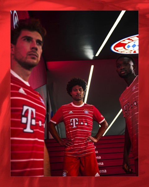 Maglia FC Bayern München Stanisic 44 Divisa Prima 2022/23 Manica Lunga